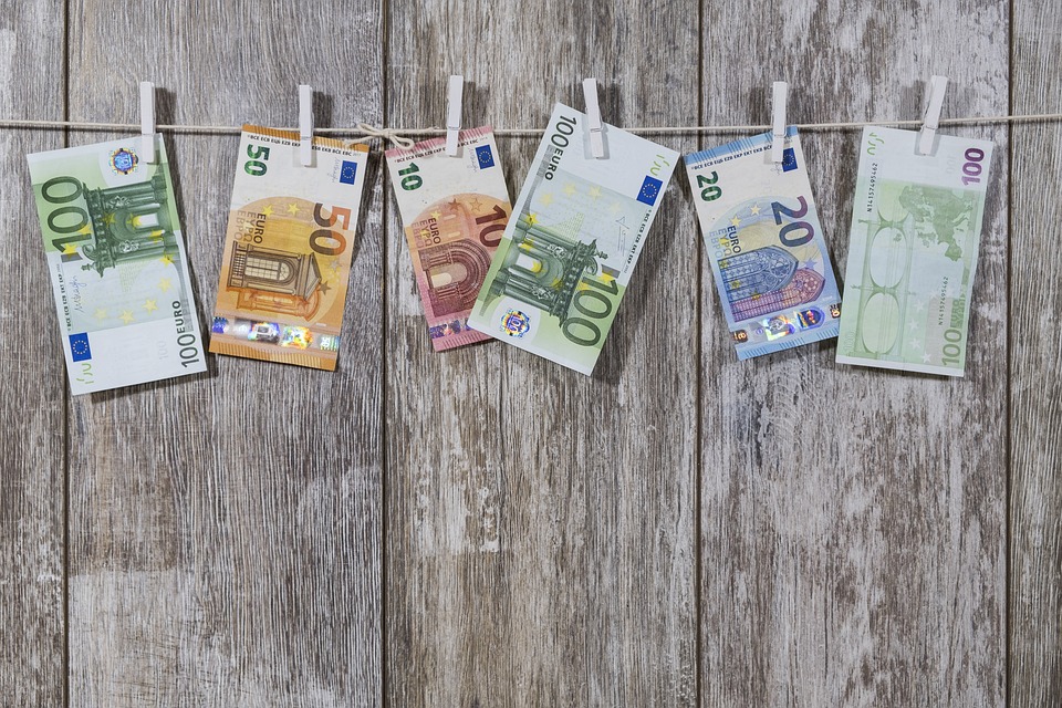 Encaissement d’espèces par une entreprise : les règles à connaître